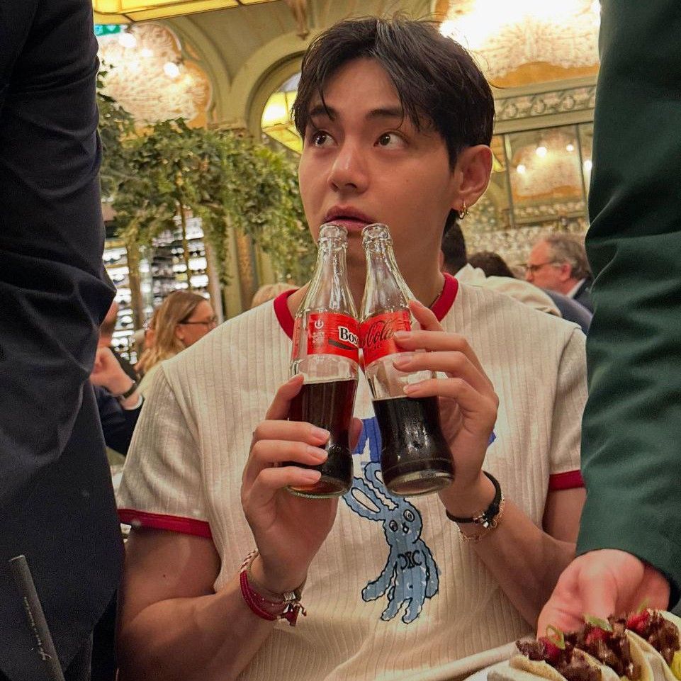 Behind-the-scenes cut of V (BTS)