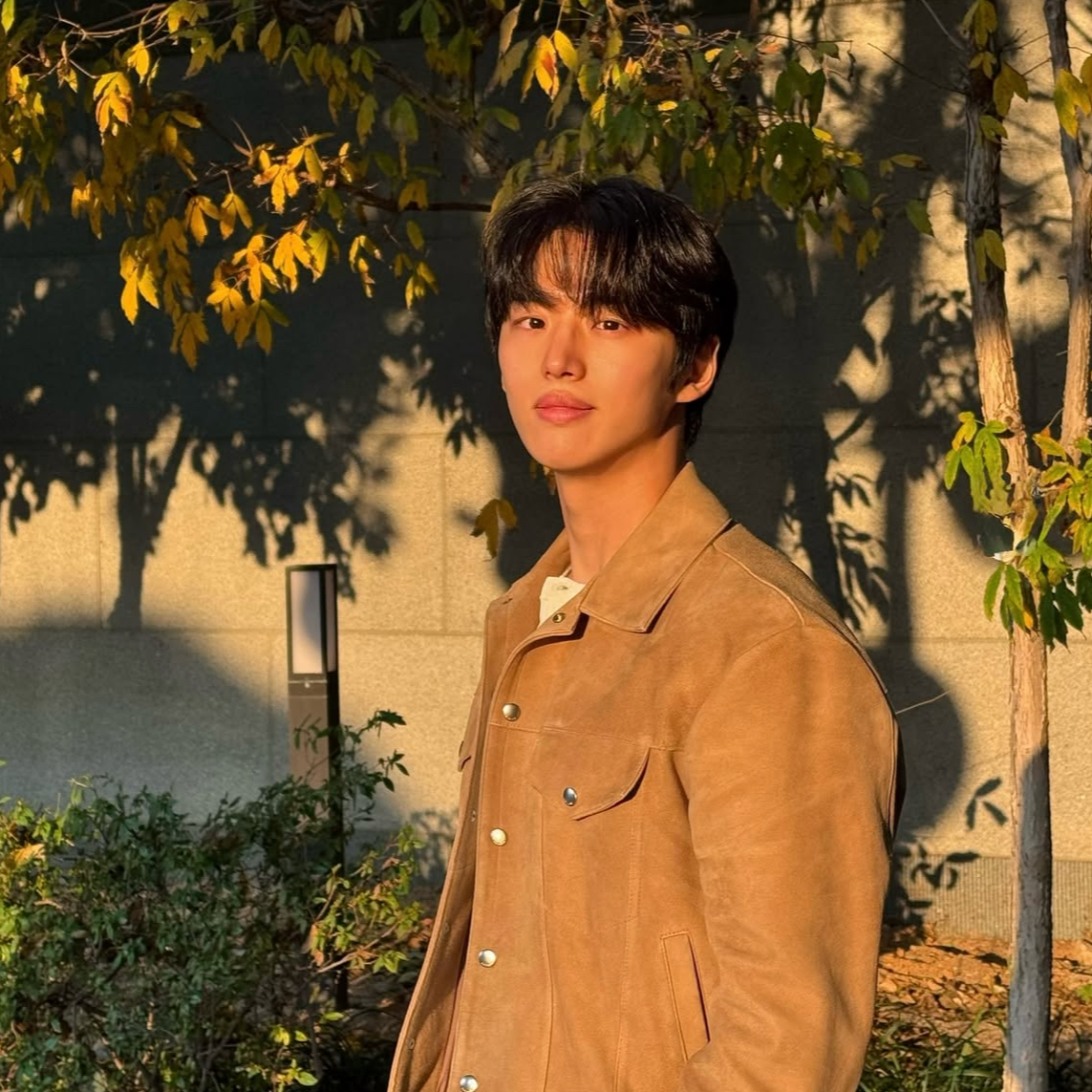 A moment captured by PENTAGON's fan