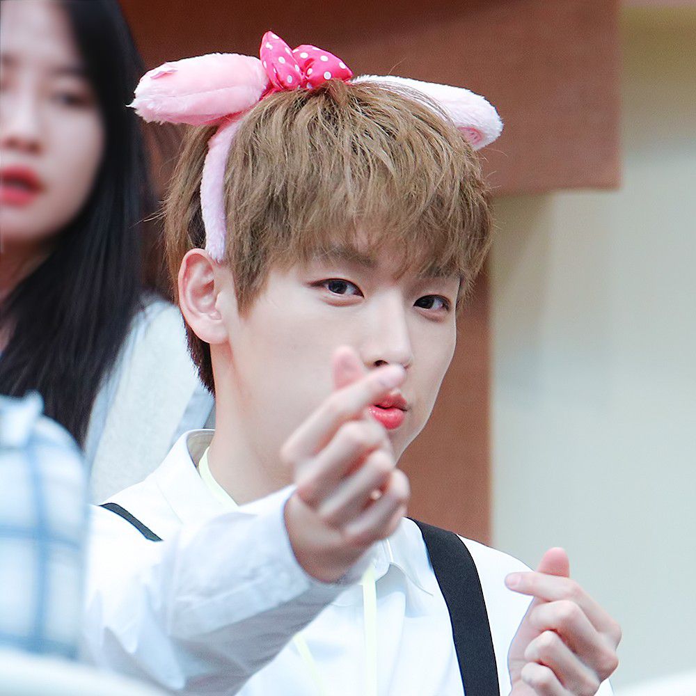 Behind-the-scenes cut of SF9