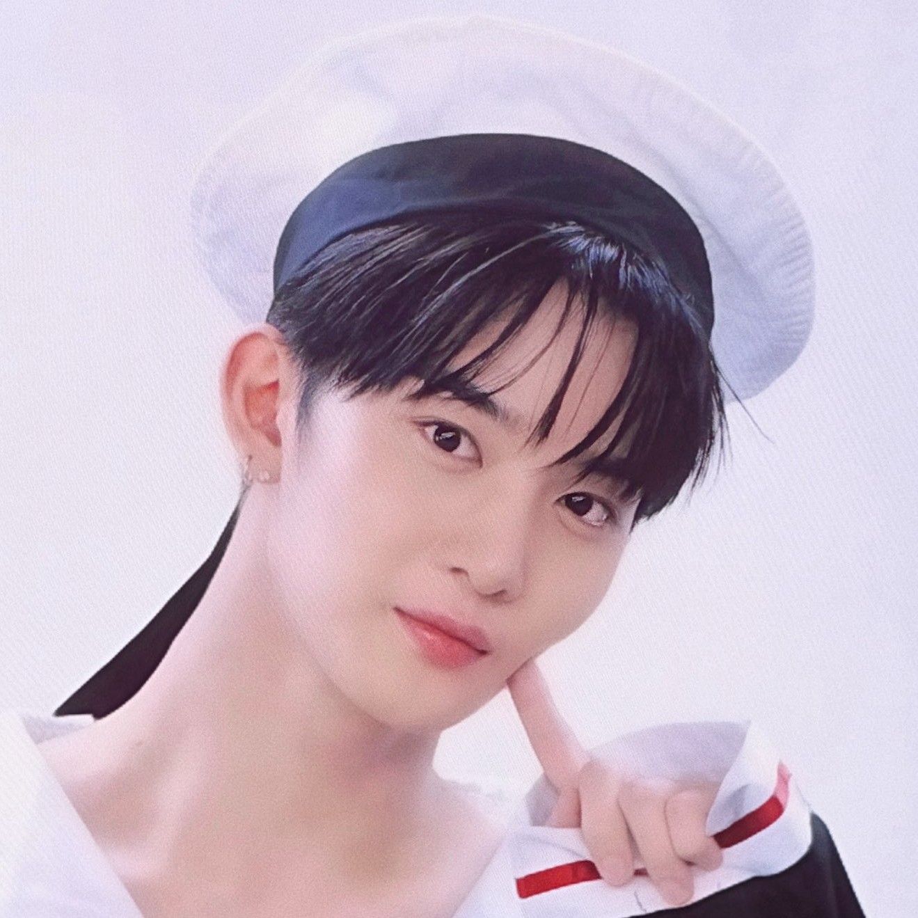 Behind-the-scenes cut of Bae Jinyoung