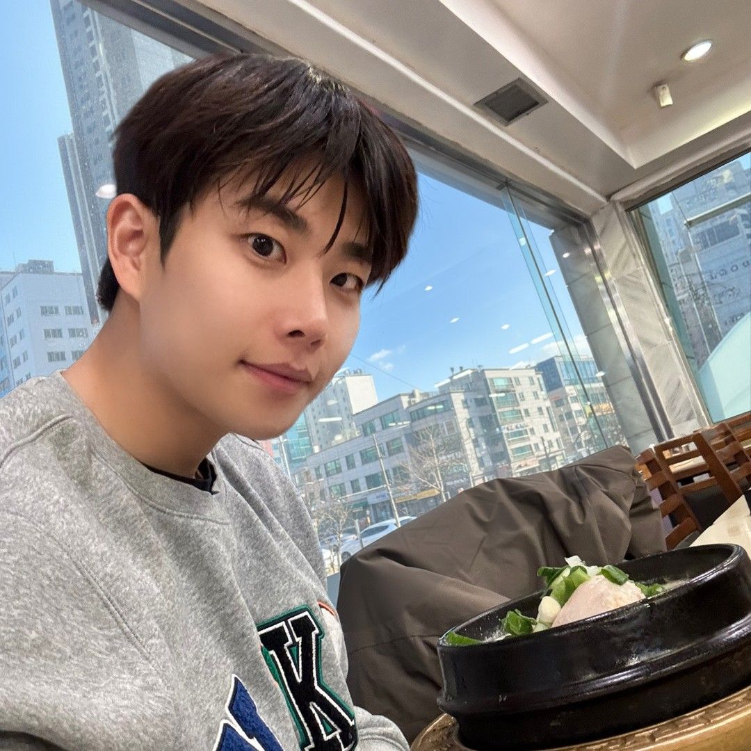 A moment captured by MJ (ASTRO)'s fan