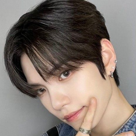 Recent activity shot of Gyehyeon (VERIVERY)