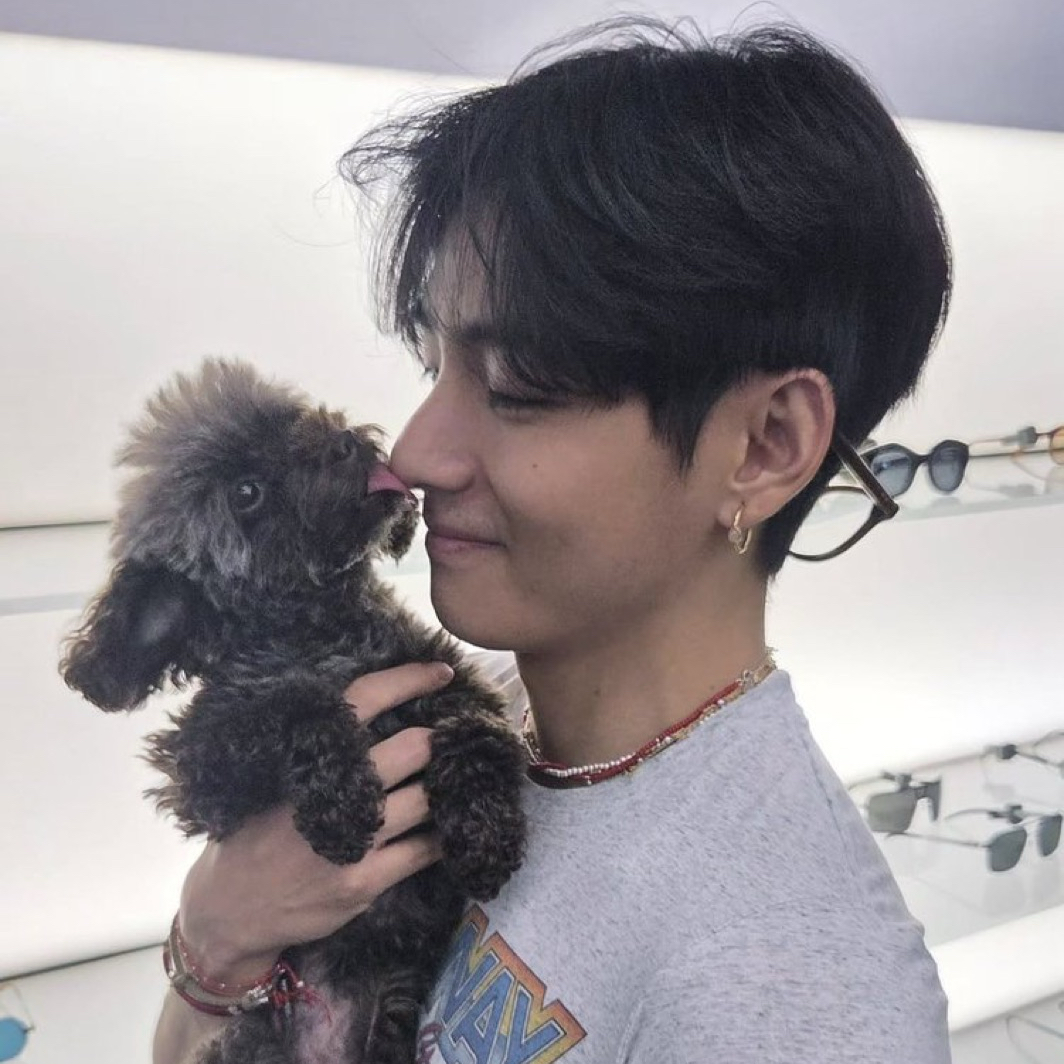 뷔 (방탄소년단)의 최신 사진