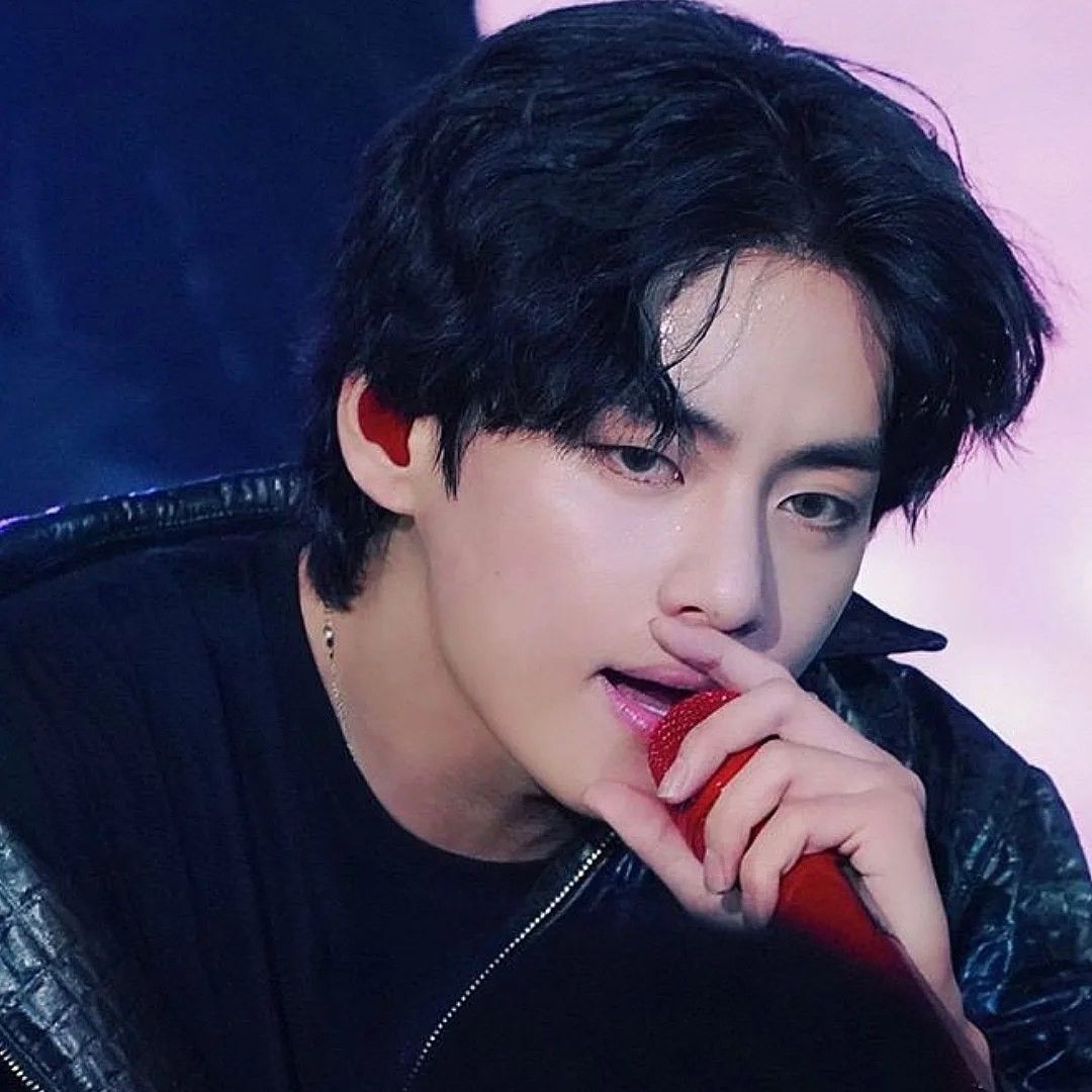 뷔 (방탄소년단)의 최신 사진