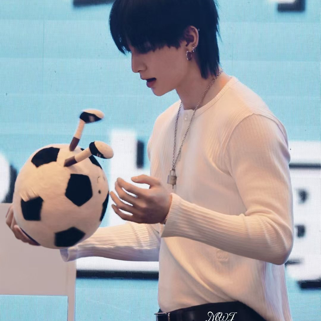 Behind-the-scenes cut of Hyunjin (Stray Kids)