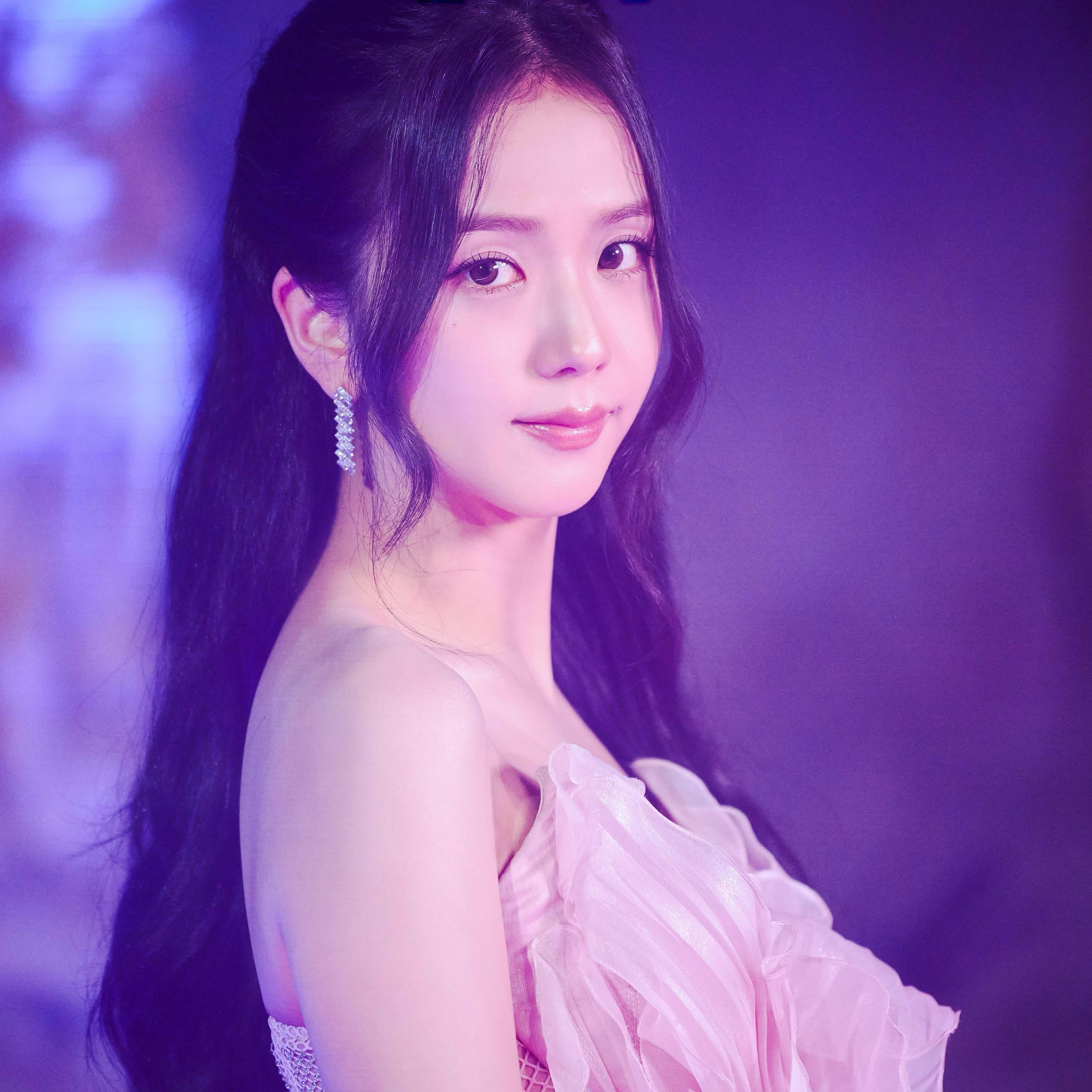 Blackpinkジス 250714 jisoo.app update! JISOO: The Edit [AMORTAGE