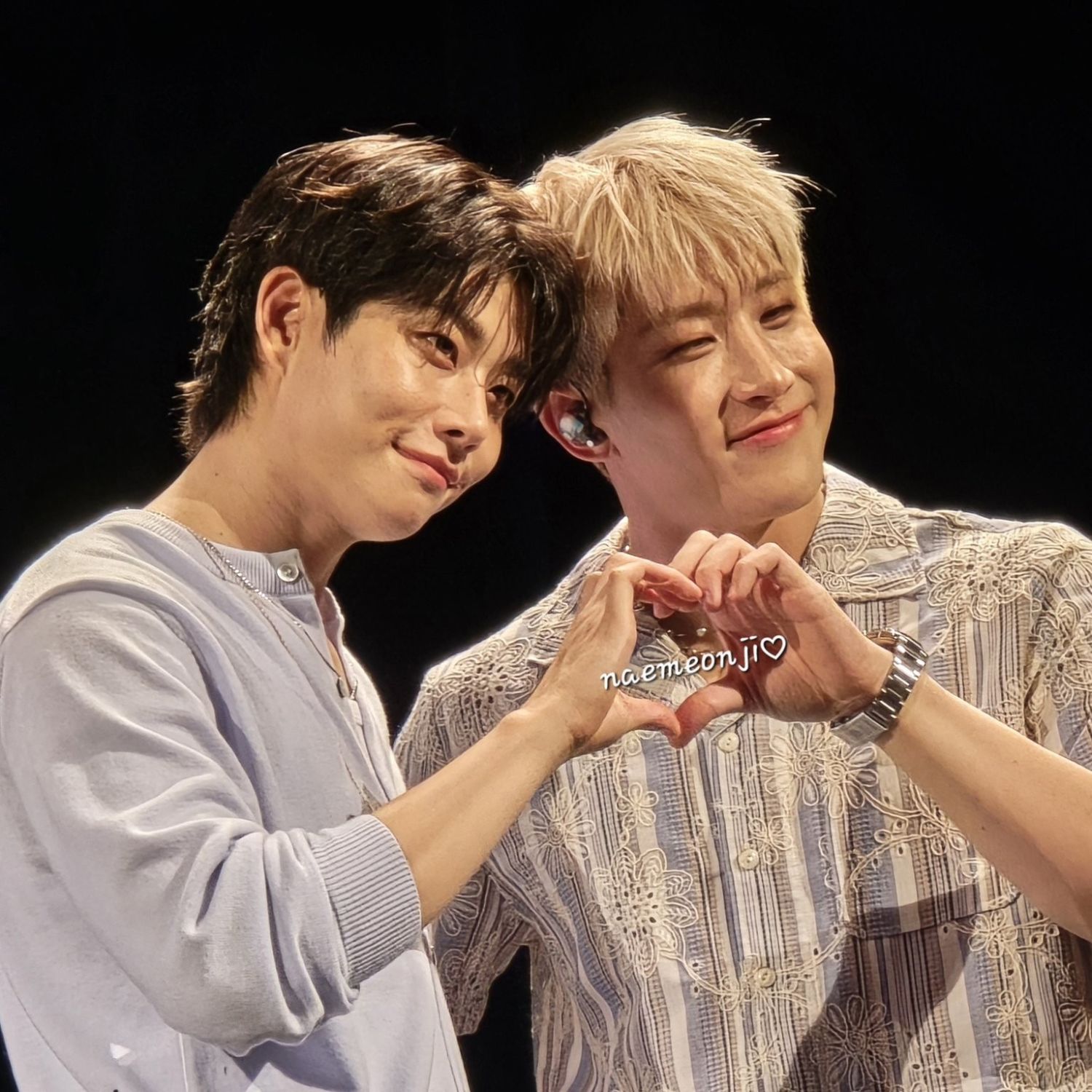 A moment captured by MJ (ASTRO)'s fan