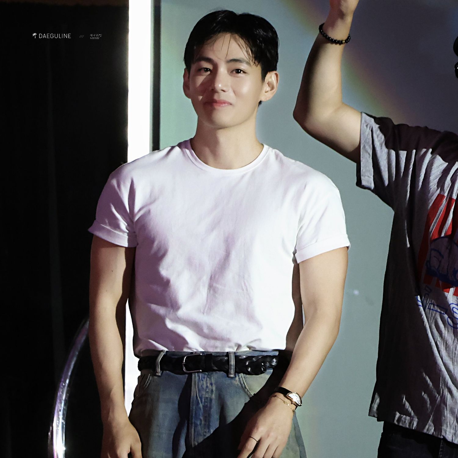 Behind-the-scenes cut of V (BTS)