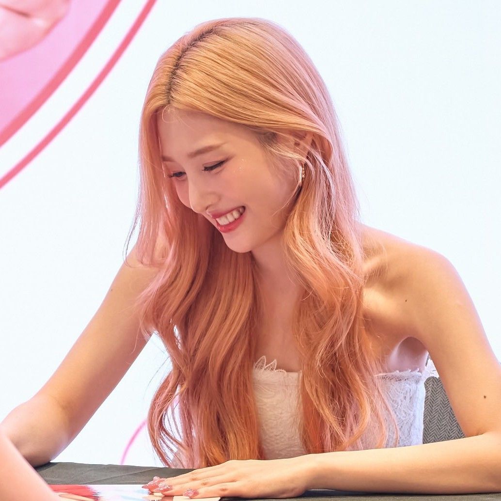 A moment captured by Joy (Red Velvet)'s fan
