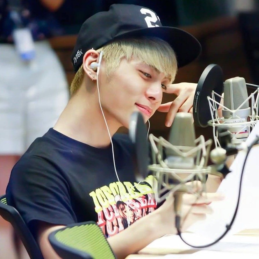 A moment captured by Jonghyun (SHINee)'s fan
