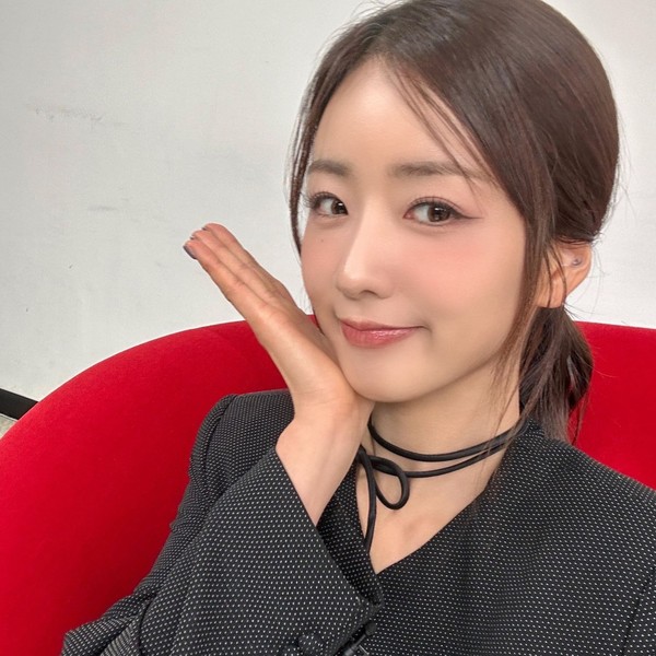 Shining profile picture of Yoon Bomi (Apink) on today's Choeaedol