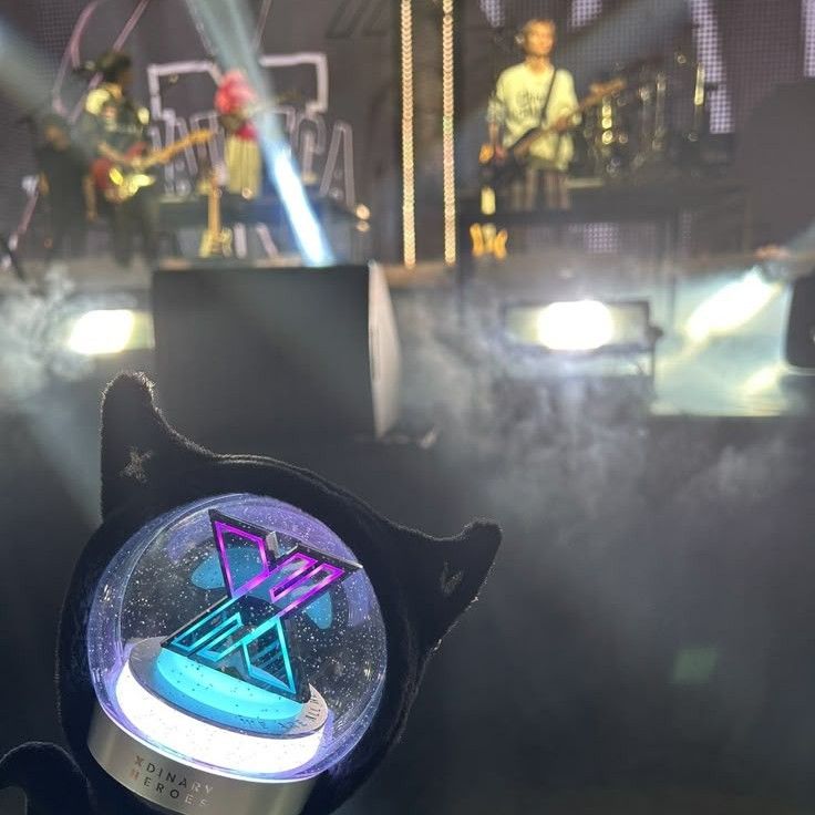 Behind-the-scenes cut of Xdinary Heroes