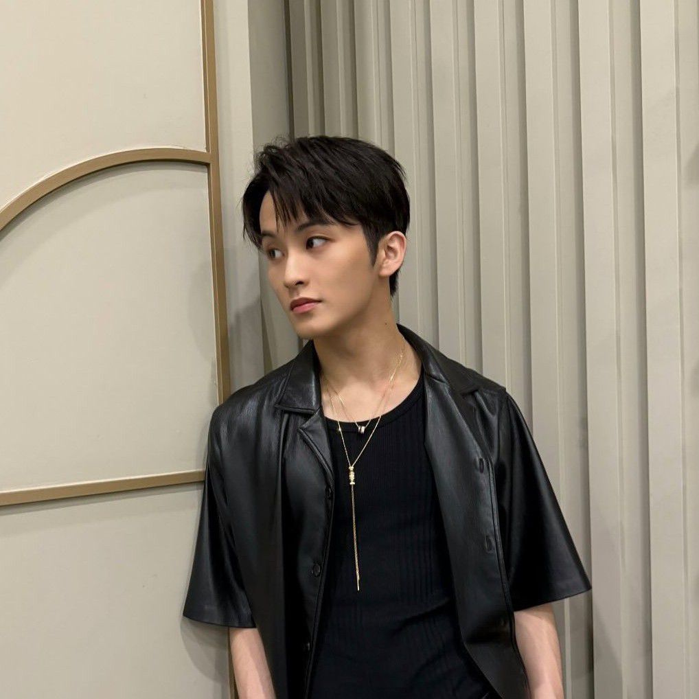 Behind-the-scenes cut of Mark (NCT 127, NCT DREAM)