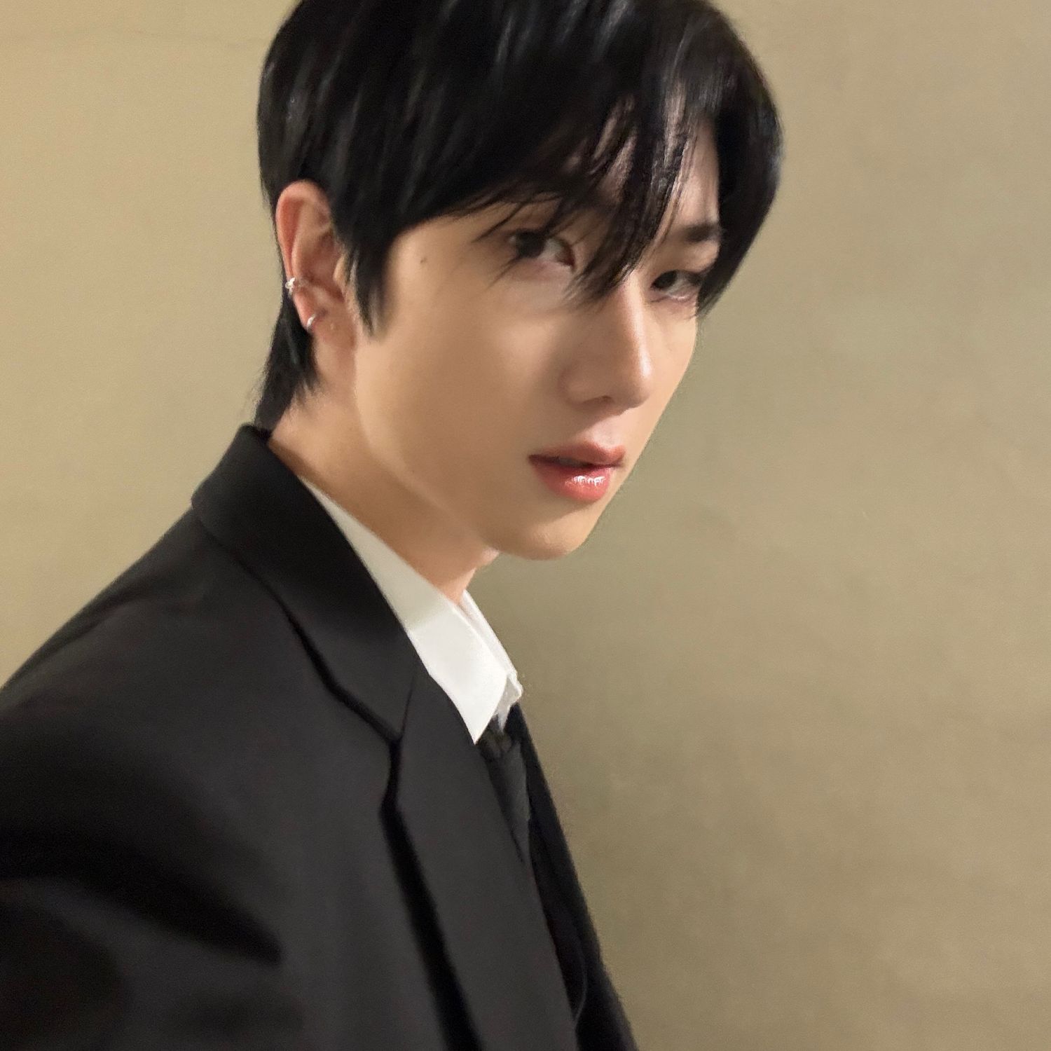 Behind-the-scenes cut of DY (JUST B)