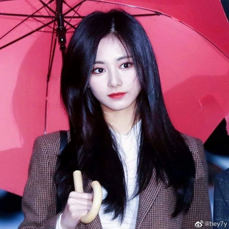 Behind-the-scenes cut of Mina (TWICE)