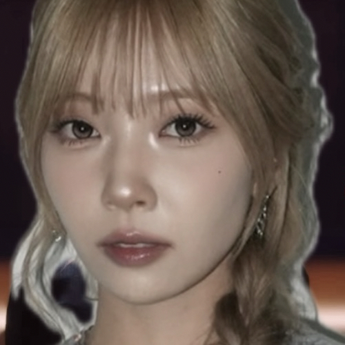 Latest photo of Mayuka (NiziU)