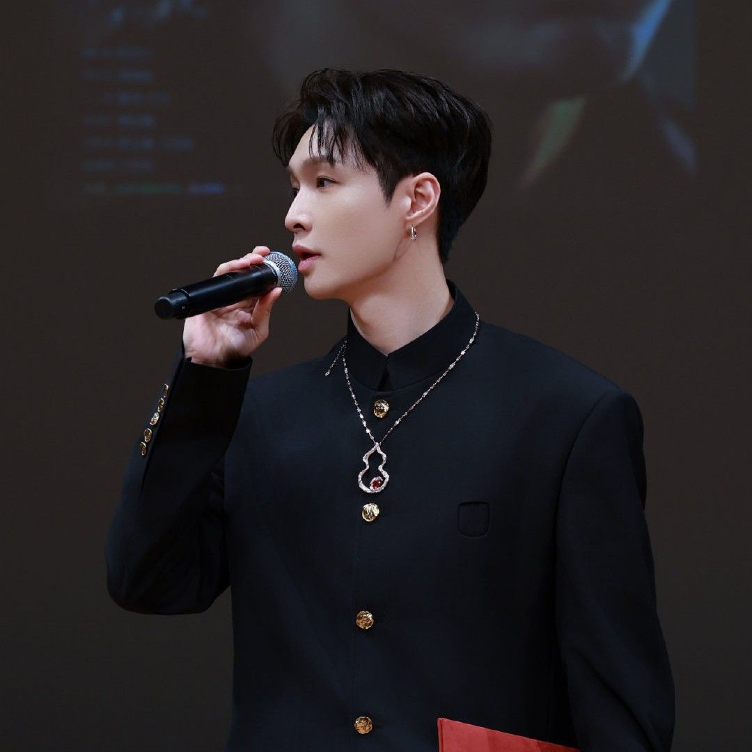 Latest photo of Lay (EXO)