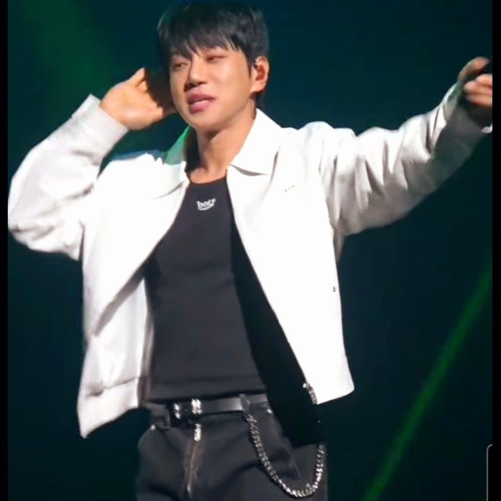 Behind-the-scenes cut of Hwang Chiyeol