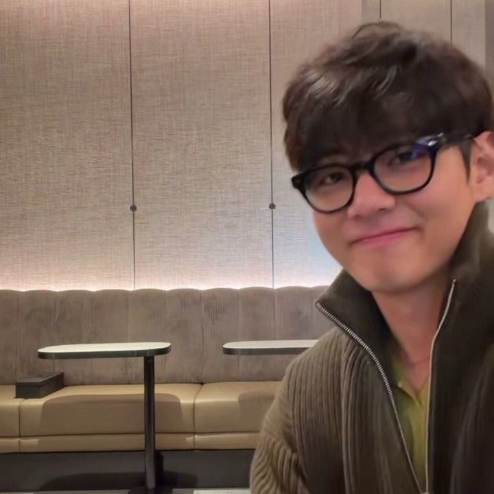 Latest photo of V (BTS)