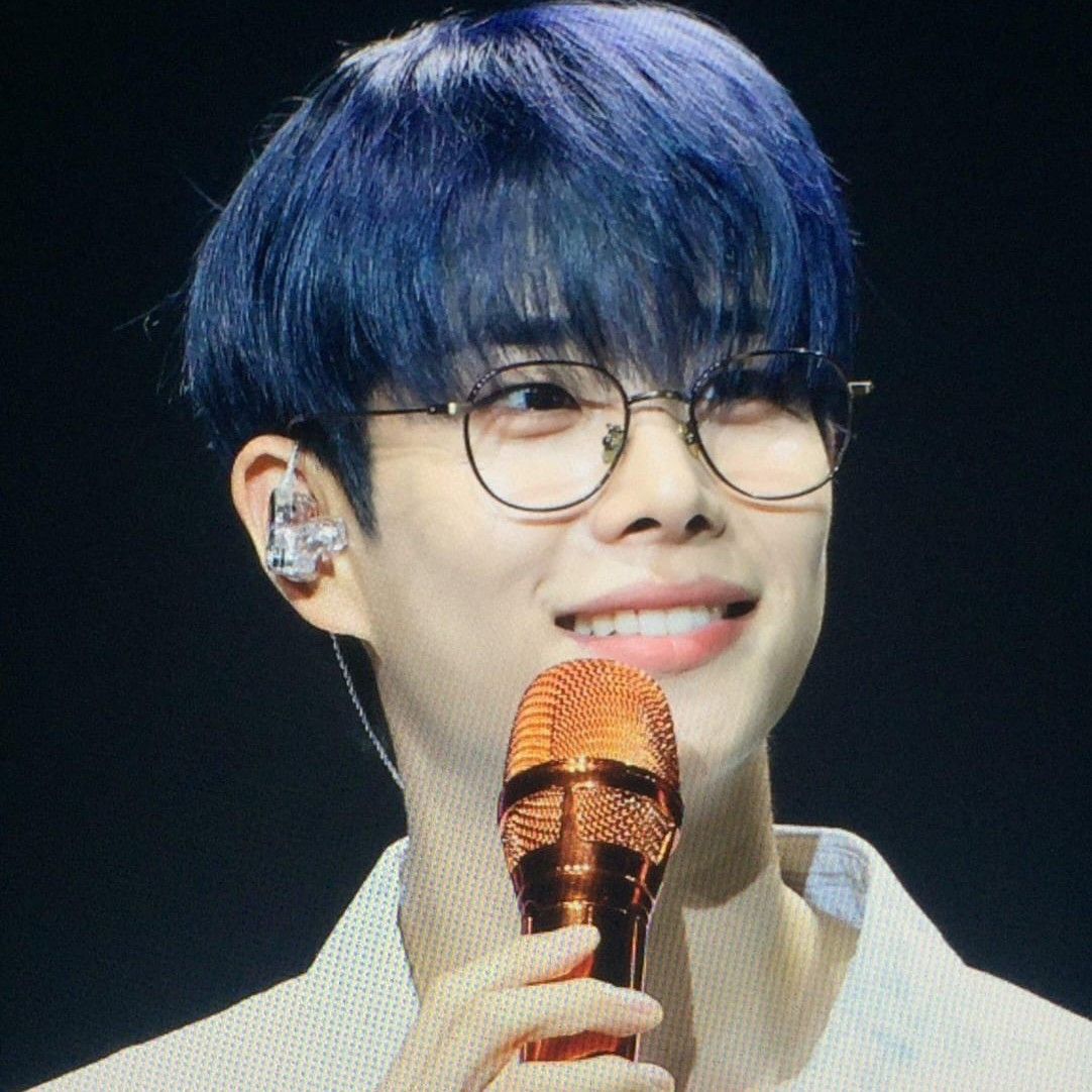 A moment captured by MJ (ASTRO)'s fan