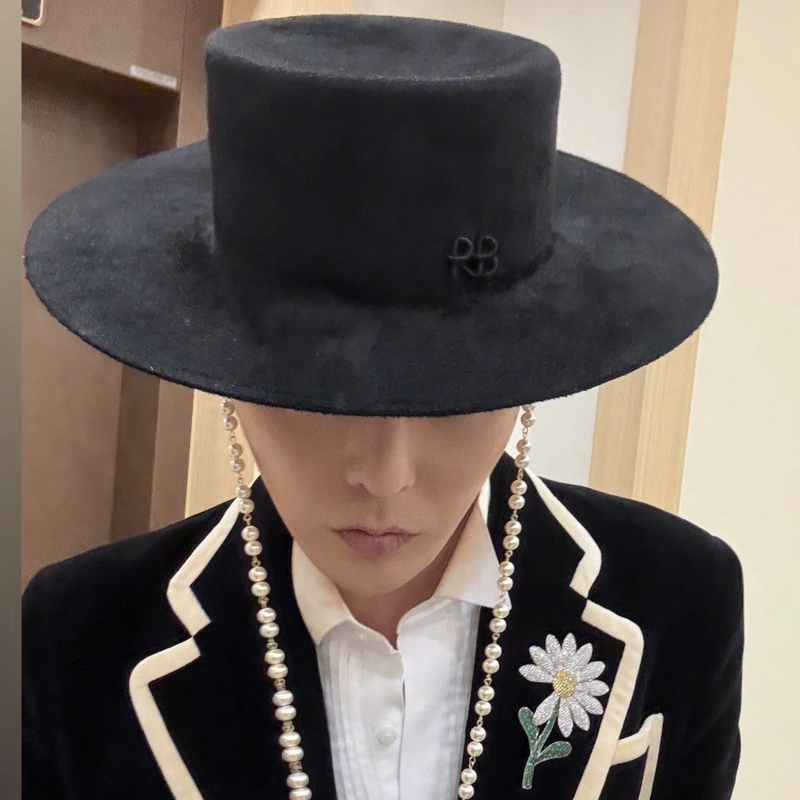 Foto aktivitas terbaru G-DRAGON (BIGBANG)