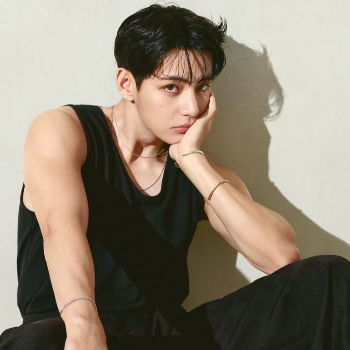 Behind-the-scenes cut of V (BTS)