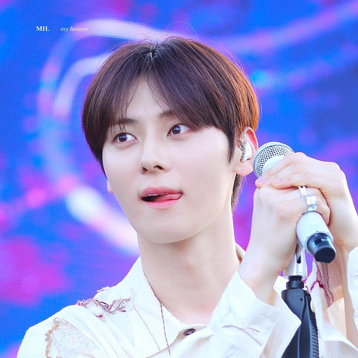 A moment captured by Hwang Minhyun's fan