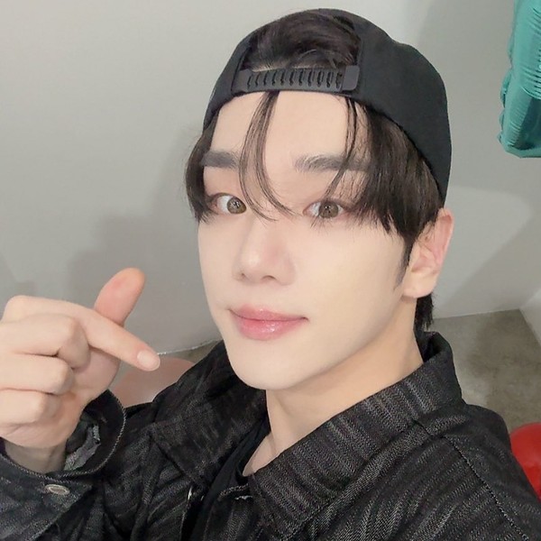 Signature photo of Kim Byeongkwan (A.C.E) capturing their charm