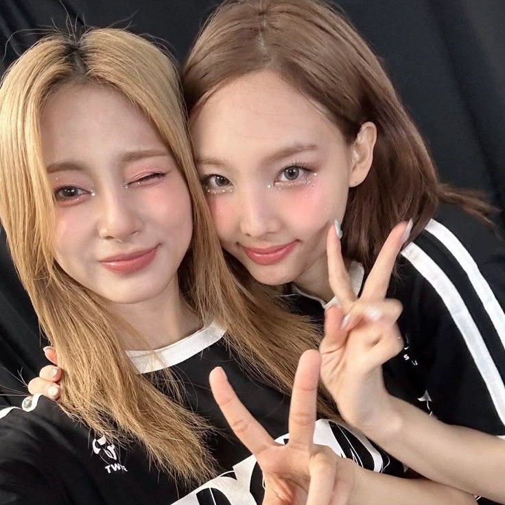 Behind-the-scenes cut of Tzuyu (TWICE)