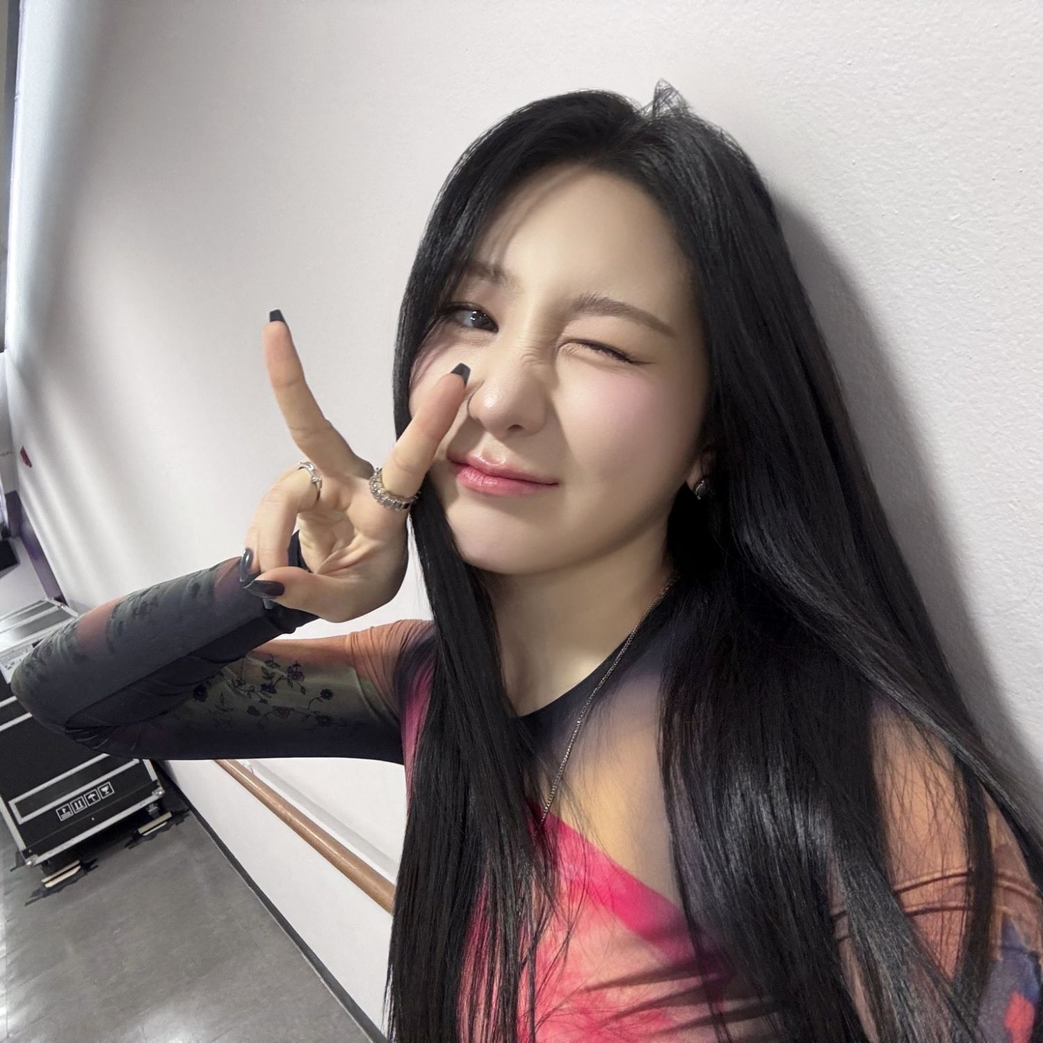 A moment captured by Lee Chaeyeon's fan