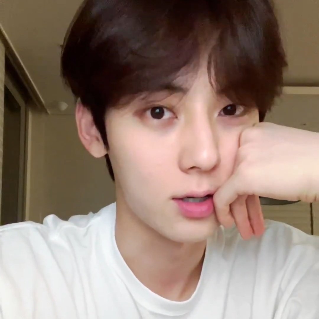 A moment captured by Hwang Minhyun's fan