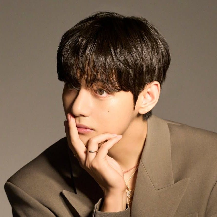 Behind-the-scenes cut of V (BTS)