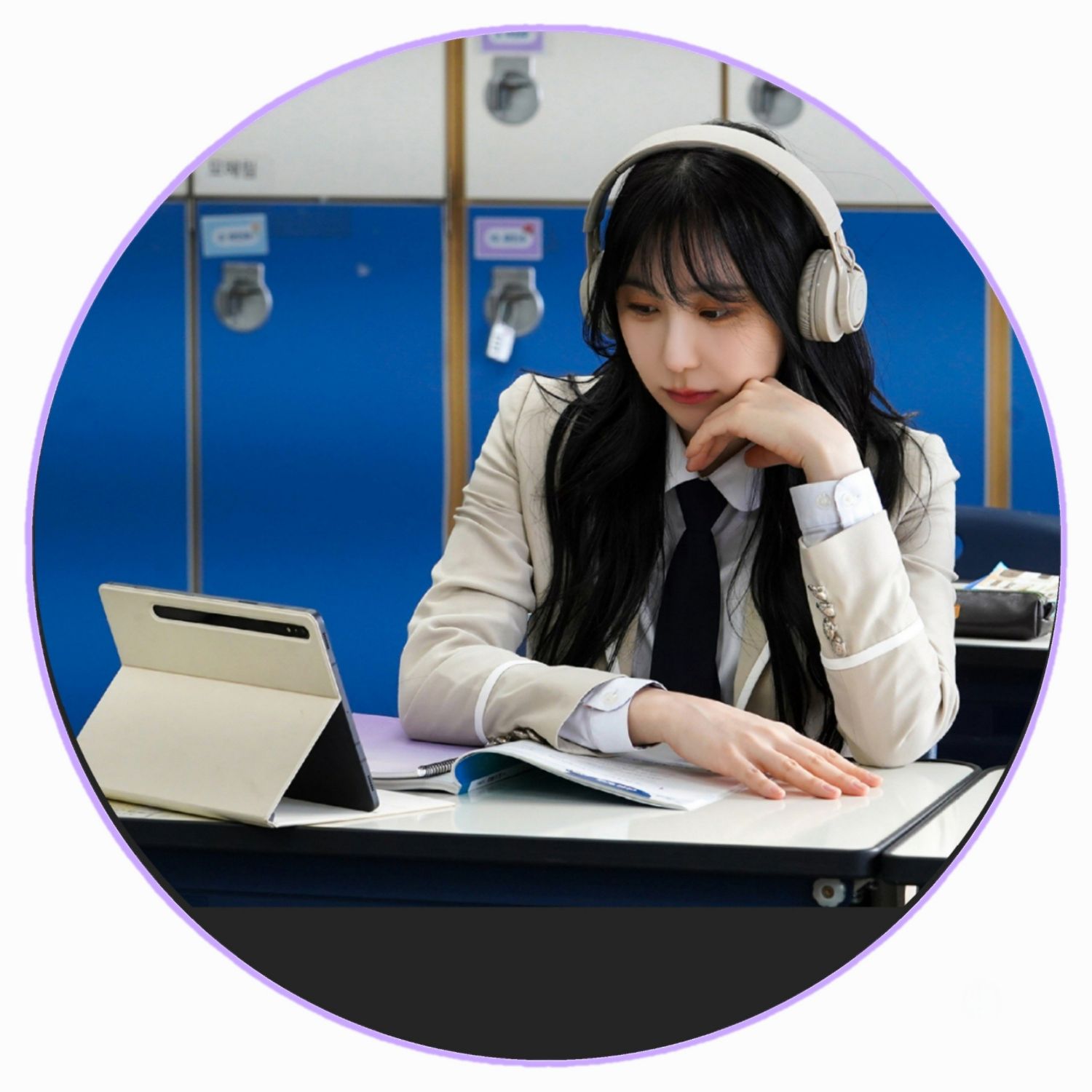 Behind-the-scenes cut of Lee Chaeyeon