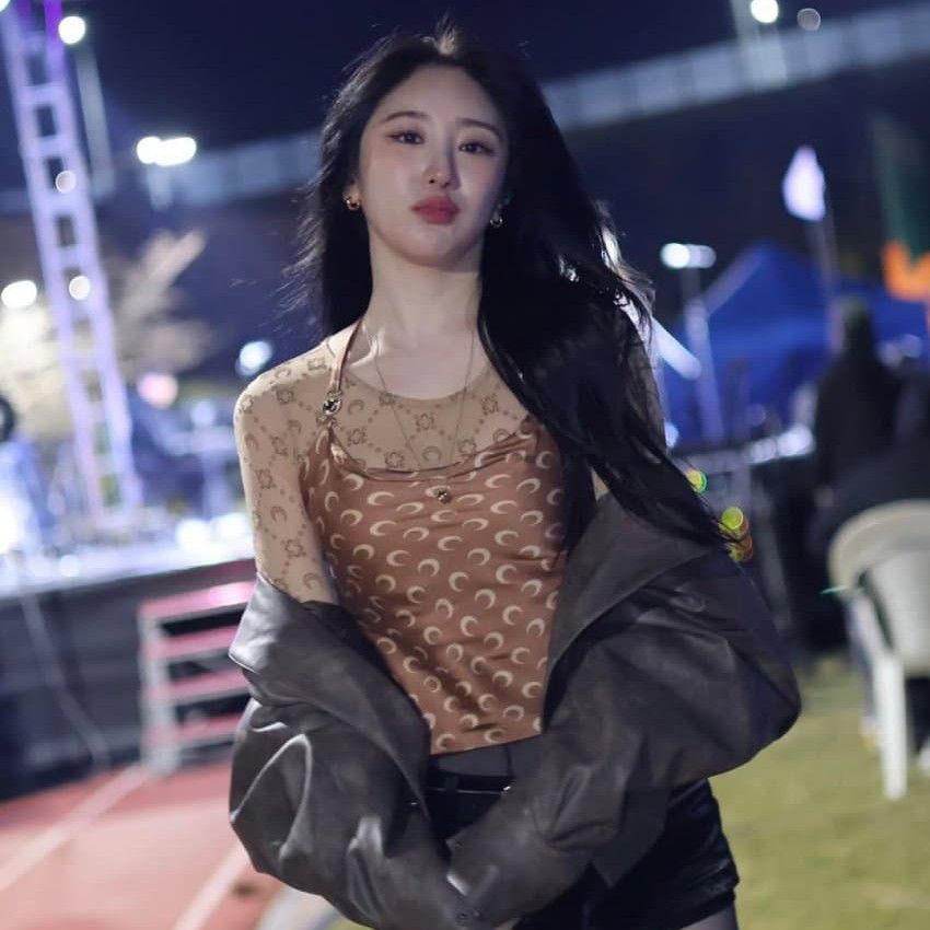 A moment captured by Lee Chaeyeon's fan