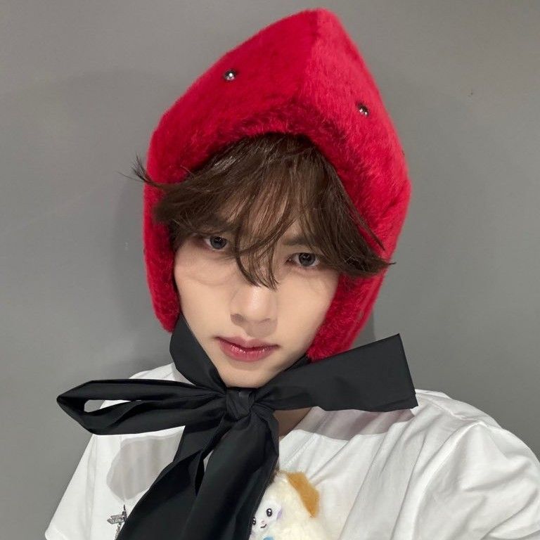 Recent activity shot of Han Yujin (ZEROBASEONE)