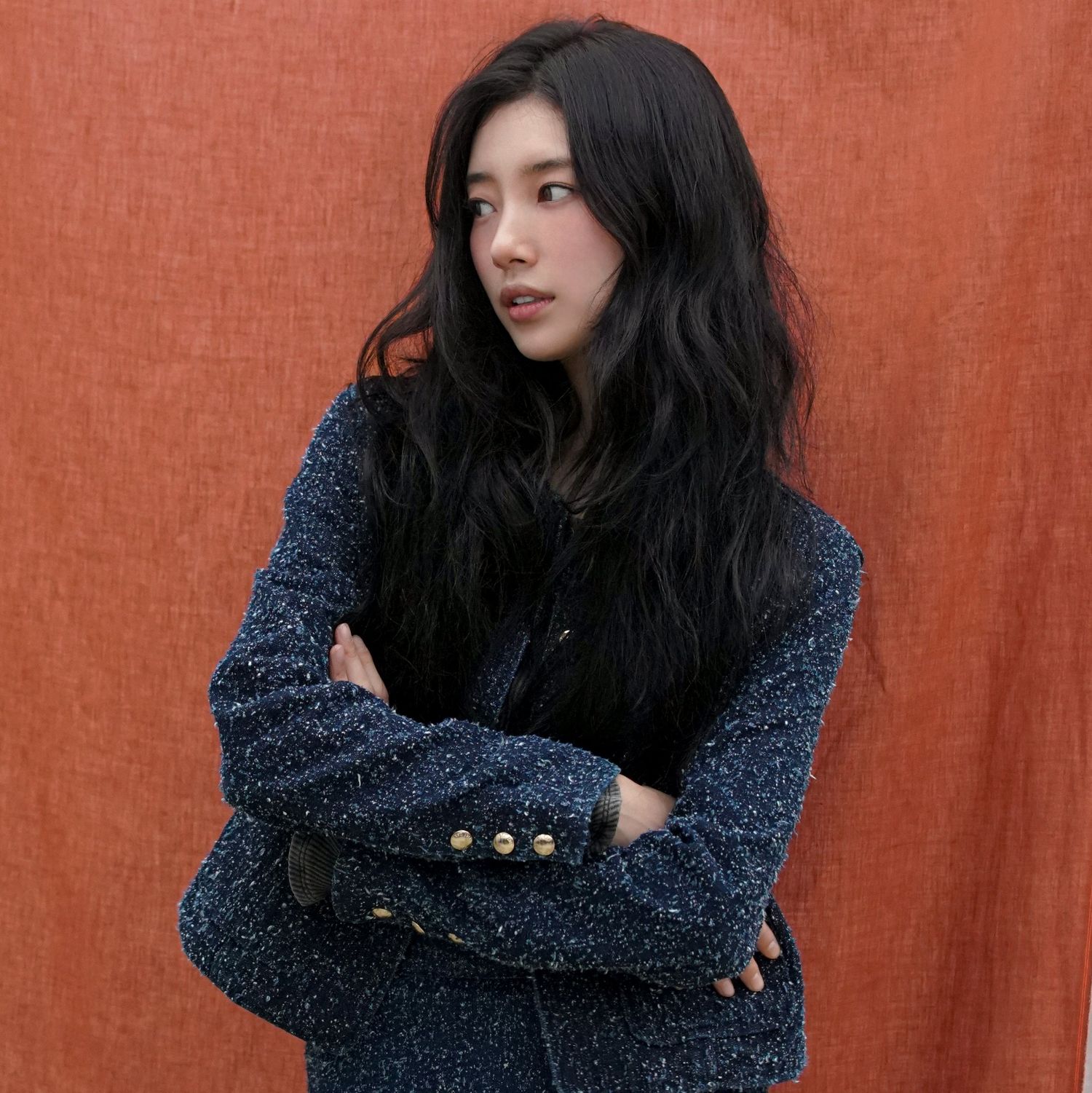 Behind-the-scenes cut of Suzy