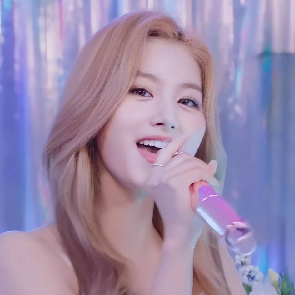 Latest photo of Sana (TWICE)