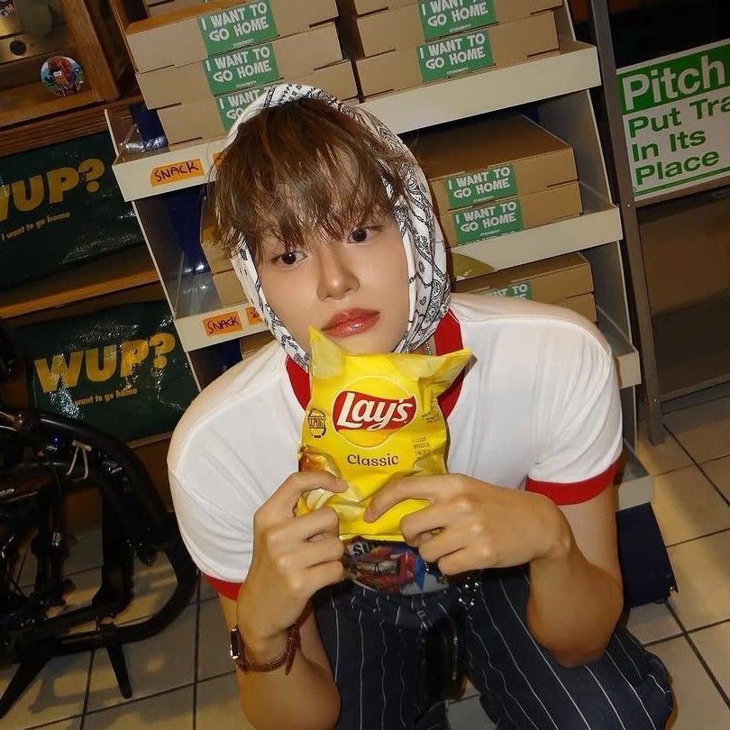 A moment captured by Lee Daehwi (AB6IX)'s fan