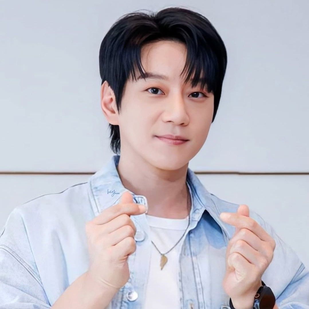 Recent activity shot of Hwang Chiyeol