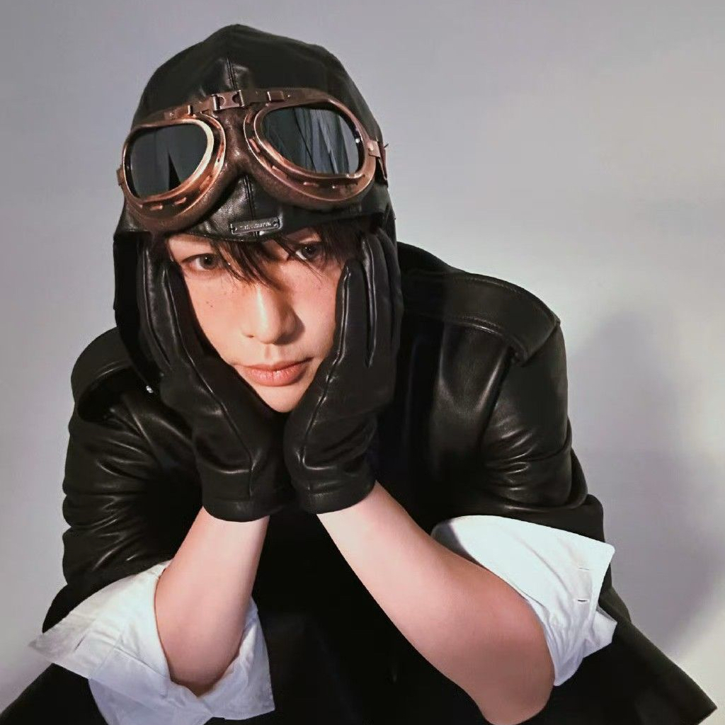 Behind-the-scenes cut of Lay (EXO)