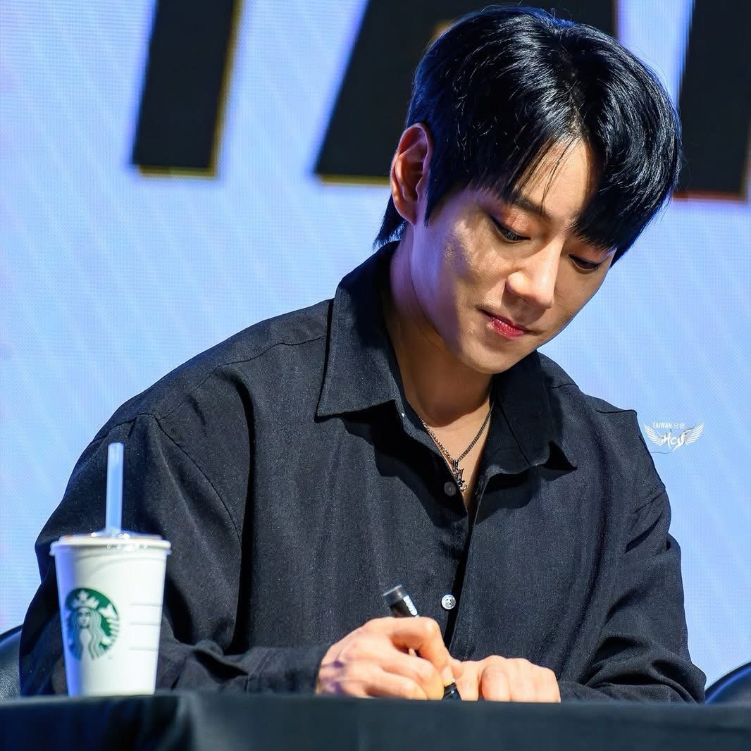 Latest photo of Hwang Chiyeol