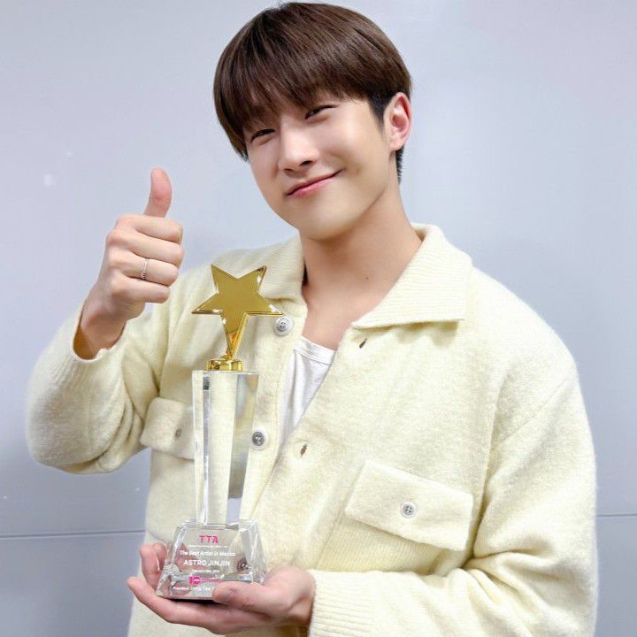 Latest photo of Jinjin (ASTRO)