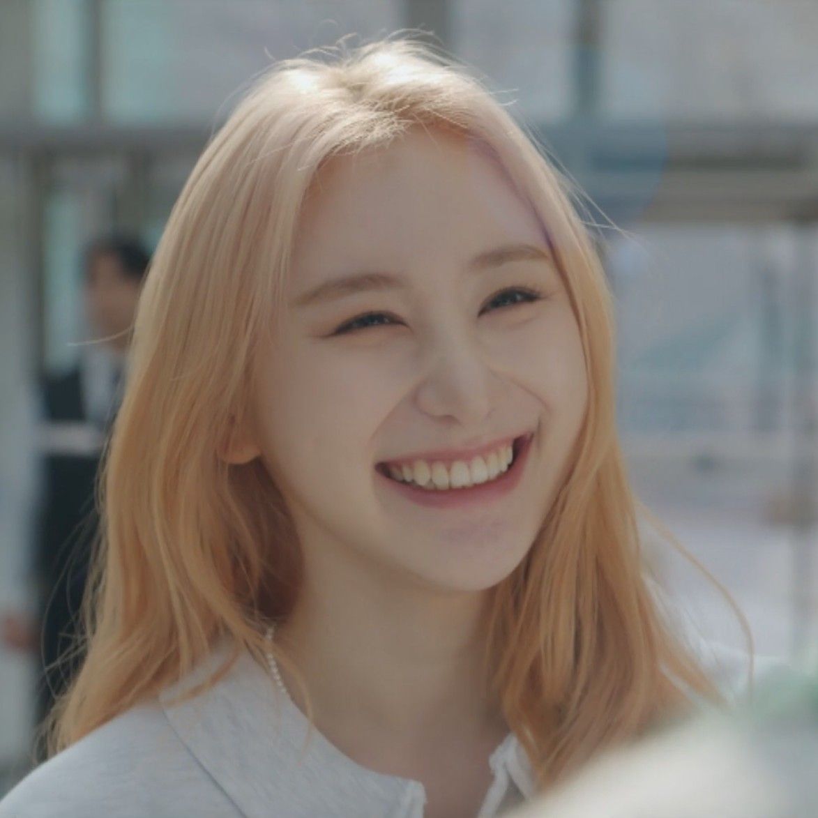A moment captured by Lee Chaeyeon's fan