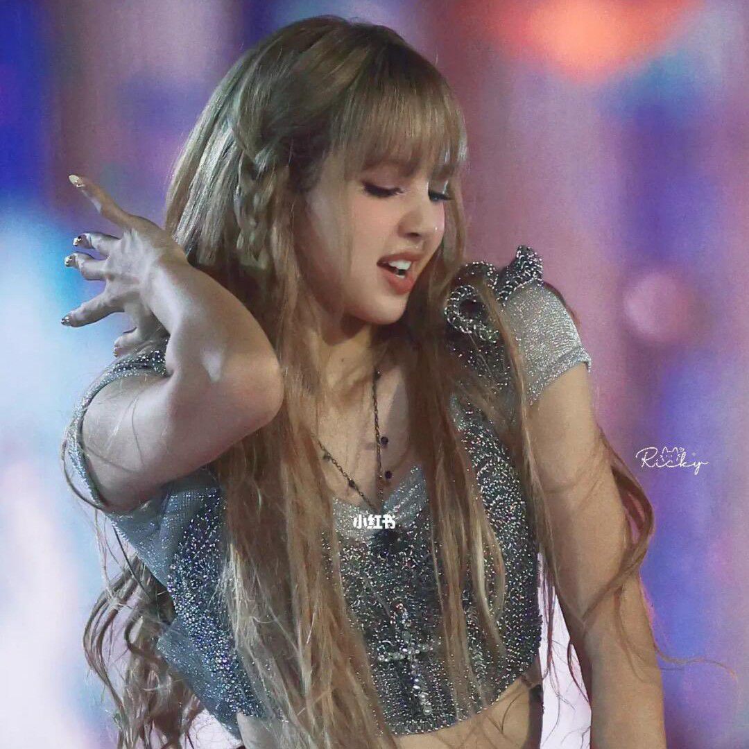 Behind-the-scenes cut of Lisa (BLACKPINK)