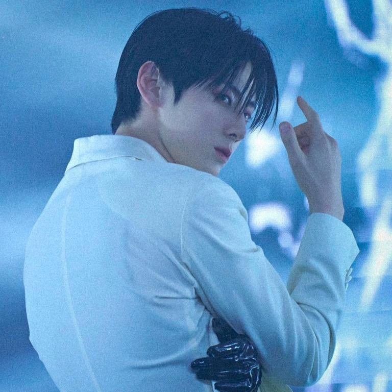 Behind-the-scenes cut of Hwang Minhyun