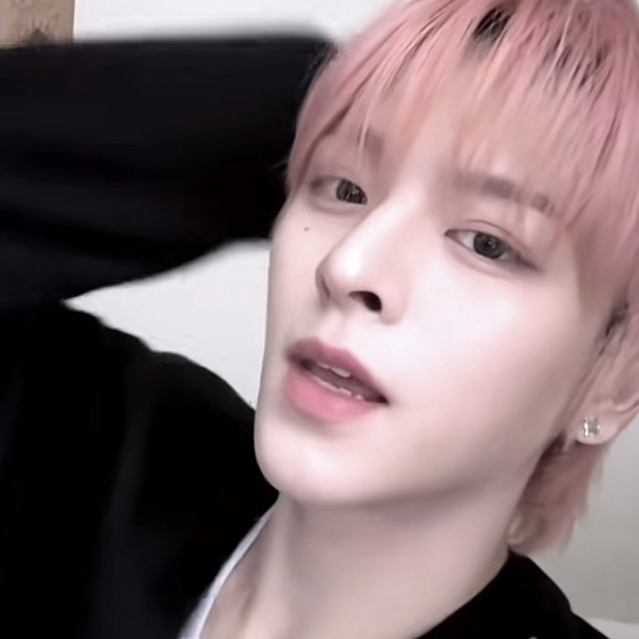 A moment captured by Laurence (n.SSign)'s fan