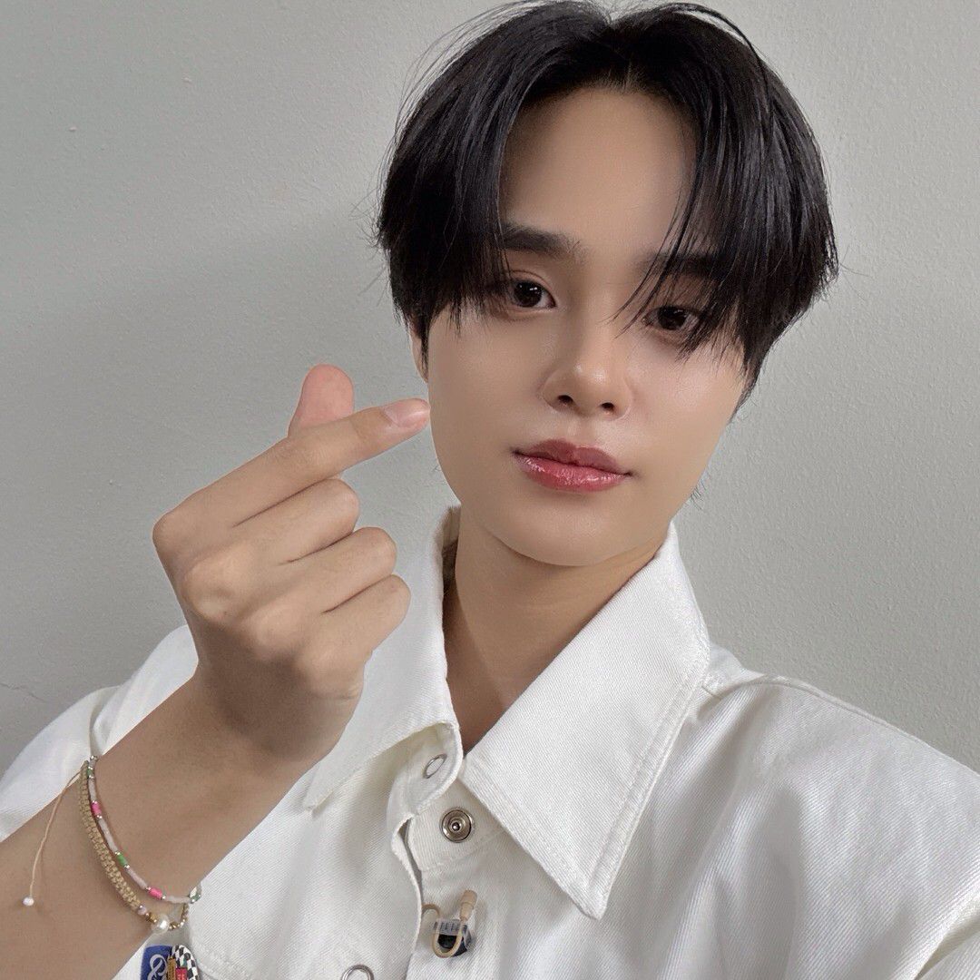 A moment captured by Lee Daehwi (AB6IX)'s fan
