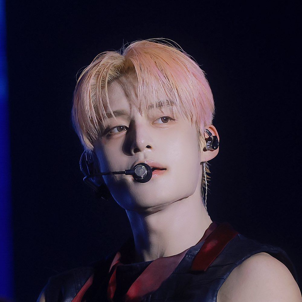 金地雄 (ZEROBASEONE)的最新照片