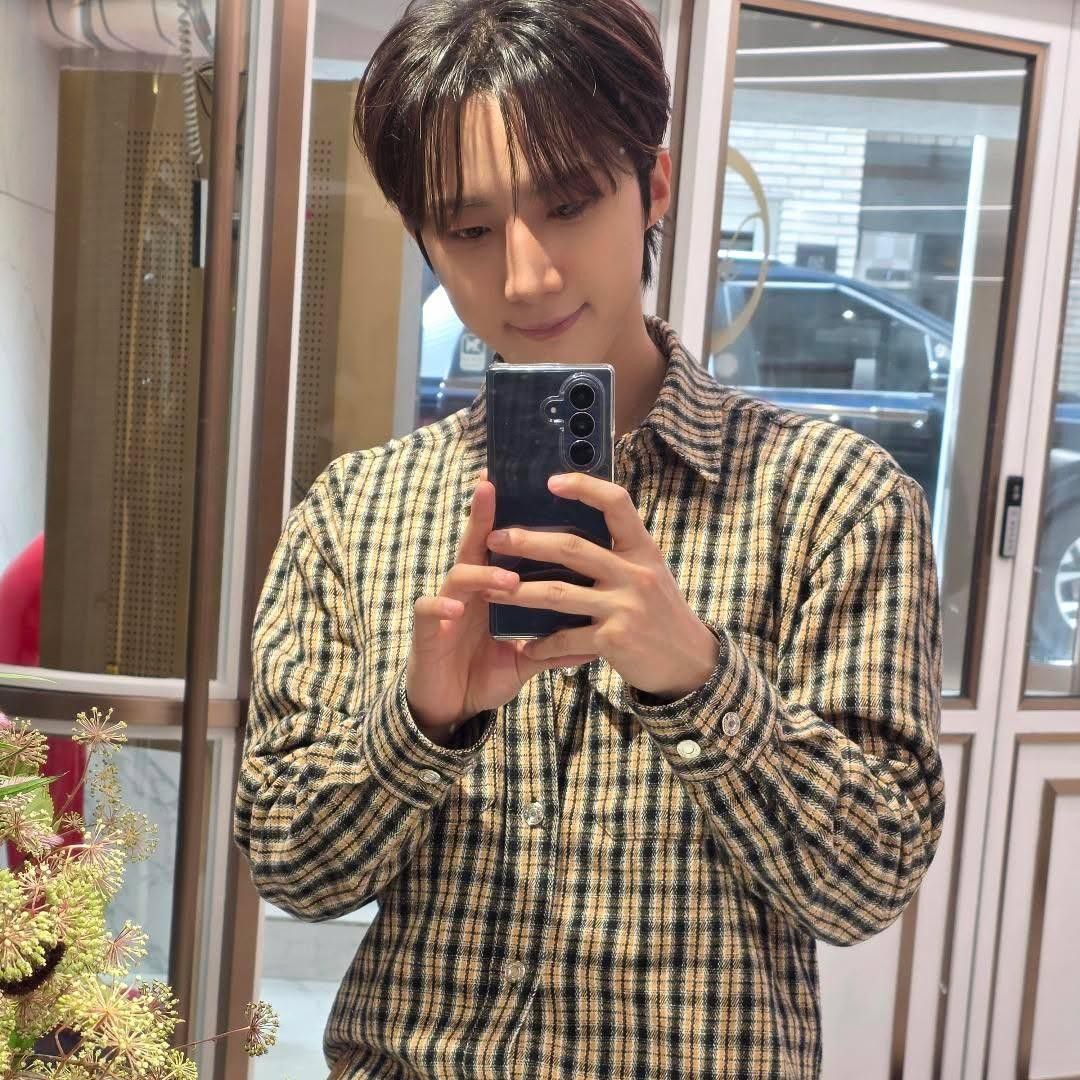 A moment captured by Hui (PENTAGON)'s fan