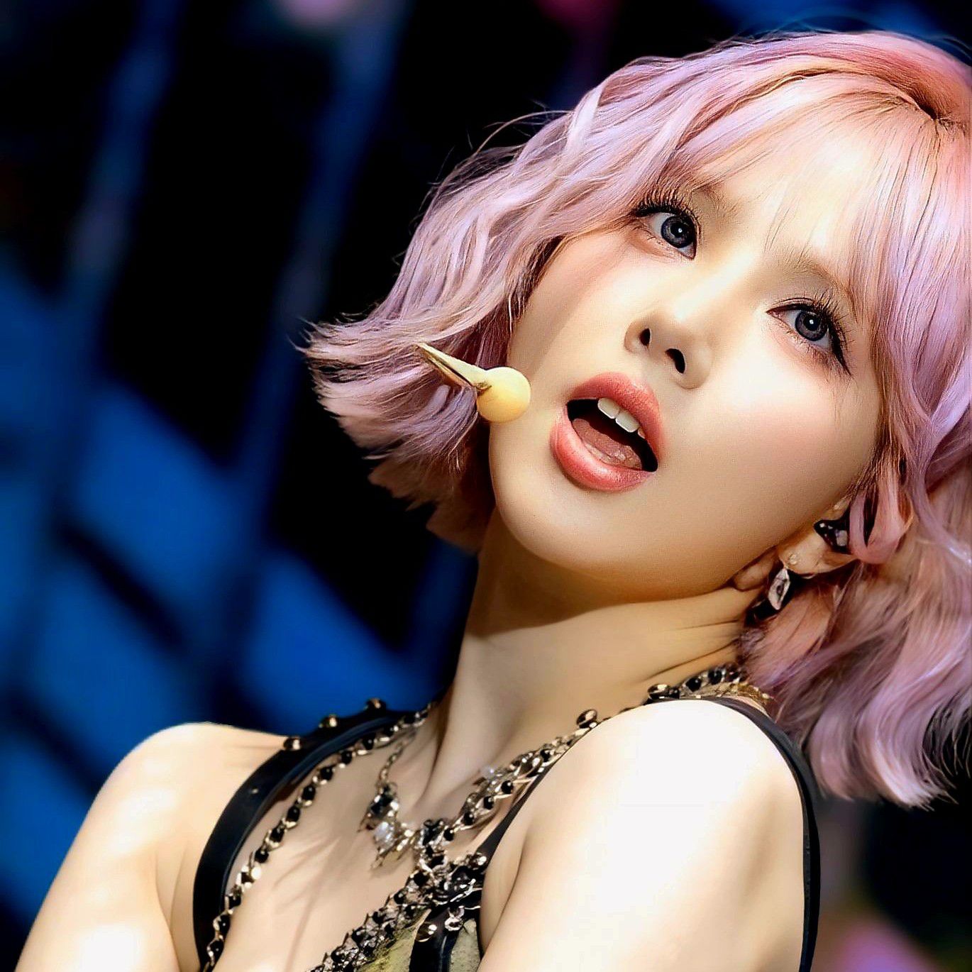 A moment captured by VIVIZ's fan